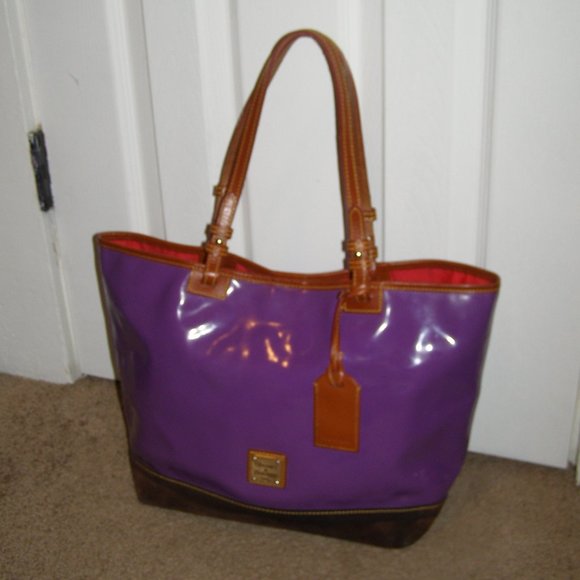 💜👜 Dooney & Bourke Purple Patent leather tote bag EUC - Picture 5 of 15